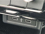 運転席中心部にタイプCのUSBソケットを2つ装備。スマートフォンの充電やApp Connectの通信が手軽に行えます。さらにワイヤレスチャージング機能も備えています。