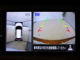 アラウンドビューモニターも搭載。車体を4方向のカメラで「上から見下ろしたような映像」を映し、車庫入れなどをアシストしてくれます。