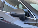 ●アウディサイドアシスト『後方の死角を並走する車両を検知しドアミラーの内側のLEDが点灯。ドライバーに注意を促し事故を未然に防ぐシステムです。』