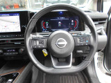 ステアリングハンドルです。オーディオコントロールスイッチが付いて運転中でも手元でオーディオの操作が出来て便利ですよ。