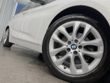 ●純正17インチアルミホイール:輸入車ならではの卓越した走りを支えるホイールと足回りです!日本車の走りに慣れている方にもぜひ体感して頂きたいほど、高いレベルでまとまっています!
