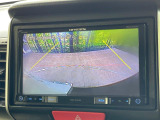 【バックカメラ】駐車時に後方がリアルタイム映像で確認できます。大型商業施設や立体駐車場での駐車時や、夜間のバック時に大活躍!運転スキルに関わらず、今や必須となった装備のひとつです!