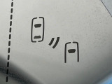 【ブラインドスポットモニター】走行中、ドアミラーの死角になりやすい箇所に後続車が接近するとサイドミラーのレンズに警告を表示!ドライバーに注意喚起をしてくれます。