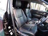 『1台』のお車に対して、3名体制で日々議論を重ね仕入れを行っております。
