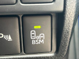 【ブラインドスポットモニター】走行中、ドアミラーの死角になりやすい箇所に後続車が接近するとサイドミラーのレンズに警告を表示!ドライバーに注意喚起をしてくれます。
