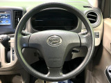 インテリアに合わせたデザインのステアリングは、運転される方のことも考え、運転しやすい形状、大きさです。是非一度、実際に触ってお確かめください。