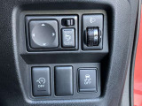 安全装備に関するボタンは運転席周りにまとめて設置されています