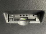 【ETC】有料道路を利用する際に料金所で停止することなく通過できる、ETC車載器(ノンストップ自動料金収受システム機器)が装備されています。セットアップを行うことで利用可能になります。