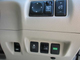 運転席から操作できる電格式リモコンドアミラーは、ドアロックに連動して自動格納してくれるので、駐車中にドアミラーに引っ掛けられるリスクを軽減。エンジンやCVTを良好な燃費に制御する「ECOモードボタン」付