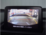 【バックカメラ】駐車が苦手な方でも安心してお乗りいただけます。リバース連動で画面が切り替わるのでとっても便利です。今や後方確認の必須アイテムですよね。