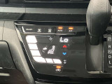 段差のないパネルスイッチのオートエアコン付きです。予め温度設定すれば後はセンサーが感知して設定温度を保ってくれますので快適なドライブが楽しめます。雨の日のガラスの曇りもなく安全な運転ができます。