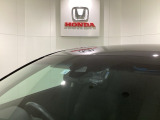 ホンダセンシングを搭載しています。フロントガラスについている単眼カメラや、ミリ波レーダー・ソナーセンサーなどを融合した高精度な検知機能で、安心・快適な運転を支援します。