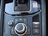 手元には運転姿勢を崩さずに操作していただける、ロータリーコマンダースイッチが装備されております。