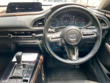 【マツダ・レーダー・クルーズ・コントロール (MRCC)】運転者がアクセルやブレーキを踏まなくても設定した速度での定速走行や先行車との車間距離を一定に保つ追従走行により、運転者の負担を軽減するシステムです。