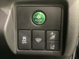 Hondaセンシング用の、VSA(ABS+TCS+横滑り抑制)解除とレーンキープアシストシステムのメインスイッチなどはハンドルの右側に装備しています。燃費に役立つECONボタンもここです。