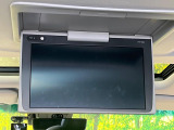 【フリップダウンモニター】大画面モニターで後席でもエンタメをお楽しみいただけます。小さなお子様にも大人気の装備です♪