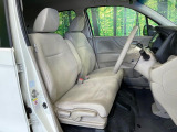 運転席まわりには十分なスペースがあり、大柄な方でもゆったり運転していただける環境です。