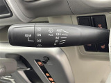 【オートワイパー(AUTO)】雨が降り出した時に、雨滴検出用センサー(レインセンサー)が雨滴を感知すると、自動でワイパーが動作します。
