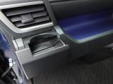 カップホルダーは運転席や助手席からちょうど手の届く位置です!!