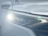 【LEDヘッドライト】悪天候や夜間走行時も良好な視界を確保し安心して運転できる高輝度LEDヘッドライトを装備!点灯速度が早く、消費電力も抑えられています。