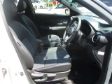 運転席には、シートリフターが付いております☆ 前後のスライドに加えシートの高さも変更出来ますので小柄な女性の方でも運転し易いポジションを取れます♪