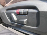 運転席メモリー付きフロント電動シート装備。