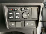 両側電動スライドドアは運転席から操作ができるよう、操作スイッチが付いています。Hondaセンシング用のVSA(ABS+TCS+横滑り抑制)解除などのメインスイッチも装備しています。