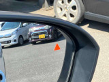 BSM(ブラインドスポットモニタリング)付き!車線変更の際、ドアミラーに映っていない斜め後方のクルマの存在に気が付かず・・・なんてことをサポートしてくれます!