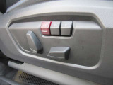 運転席メモリー付きフロント電動シート装備。