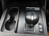 コマンダーコントロール後方に、前二席分のドリンクホルダーを備えています。連結部貫通しているので、取っ手付きマグカップもご使用いただけます。