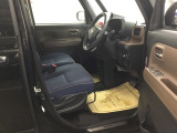 【ベンチシート】運転席と助手席の移動もスムーズ!狭い駐車場での乗り降りや、お子様の乗り降りにも便利です。座席の間にコンソールボックスやドリンクホルダーがないため、車内空間が広く感じます。
