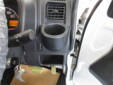 ほっと一息のドリンクをキープするドリンクホルダーです。携帯電話入れても良し。ただし走行中の携帯電話の使用は禁止されていますのでご注意を!