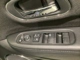 パワーウインドウは運転席でドア4枚とも上下の操作ができるようになっています。子供さんが勝手に操作できないようにロックすることも可能です。