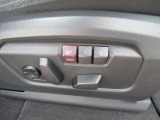 運転席メモリー付きフロント電動シート装備。