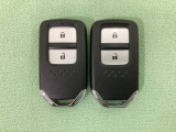 スマートキーを装備しています。鍵を差し込むことなくドアロックの開け閉めと、スタートボタン操作でのエンジンスタートができます。スペアキーも同じものを用意しております。