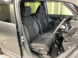 乗降がしやすい運転席。高さが調節できて小柄な女性でもベストポジションをとることができます。