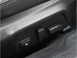 ”電動シートを装備。お客様に安全に運転頂けるよう座席の位置、座面の上げ下げやリクライニングの加減も細やかな設定を可能にしました。”