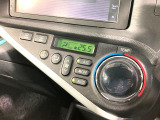 【オートエアコン】一度お好みの温度に設定すれば、車内の温度を検知し風量や温度を自動で調整。暑い…寒い…と何度もスイッチ操作をする必要はありません。快適な車内空間には必須の機能ですね♪