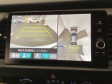 バックギアに入れますとご覧のような画像に自動的に切り替わります。車庫入れ時に役立ちます。