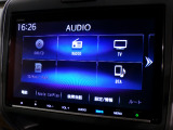 CD、DVD、Bluetooth、AM、FM、AUX、スマートフォン接続ができます。