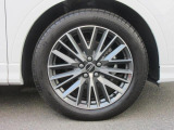 全車両に標準装備の純正アルミホイールは、純正ならではのバランスの良いデザインと、走行安定性をお楽しみ頂けます。