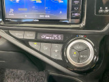 【オートエアコン】一度お好みの温度に設定すれば、車内の温度を検知し風量や温度を自動で調整。暑い…寒い…と何度もスイッチ操作をする必要はありません。快適な車内空間には必須の機能ですね♪