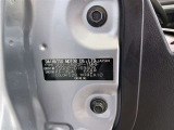 【コーションプレート】には製造元や車体番号、車体色番号といった車両の詳細な情報が記載されております。