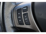 ハンドル左部分でオーディオ操作が可能。そのため、運転中でも目線をずらさずに安全運転♪