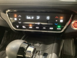 オートエアコンがついてますので、簡単操作で快適に過ごせます。リア熱線のスイッチの中にサイドミラーヒーターも入っています。パネル内のシートヒータースイッチは前席の左右別々に2段階で温度設定ができます。
