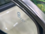 【ブラインドスポットインフォメーション】走行中、ドアミラーの死角になりやすい箇所に後続車が接近するとサイドミラー付近に警告を表示、ドライバーに注意喚起をしてくれます。