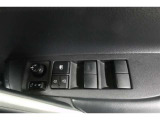 オールオートですので運転席からどの席の窓でも全閉全開が簡単に出来ますよ。