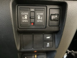 両側電動スライドドアは運転席から操作ができるよう、操作スイッチが付いています。その横にはヘットライトリベライザーのスイッチがついています。道路状況や積荷の加重に応じてライトの高さを調節できます。