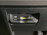 エアコンパネルの下にETCがついています。高速道路の料金所の通過も楽々です!。 カードの取り出しもしやすい場所についています。