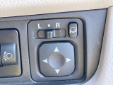 【電動格納ミラー】サイドミラーは電動格納式となっており、狭い駐車場でもキズがつくリスクを抑えられます。